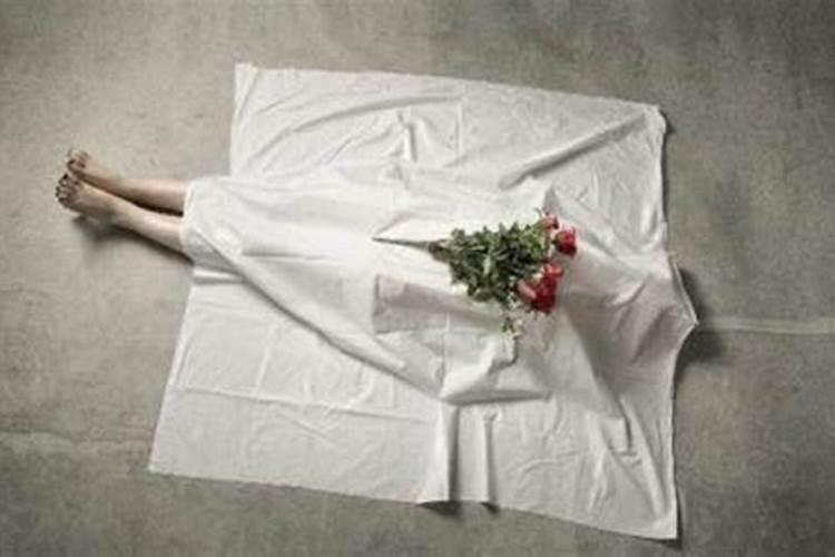 梦见死人自己带白布是什么意思？