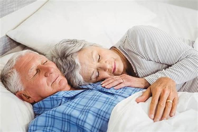 梦见很多老人在一起睡觉？