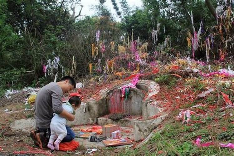 中元节坟墓除草